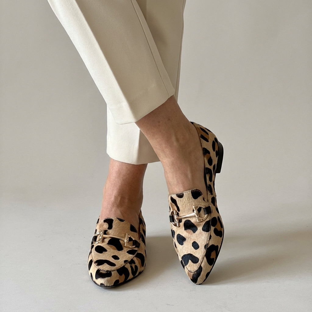 Loafers met luipaardprint en metalen detail