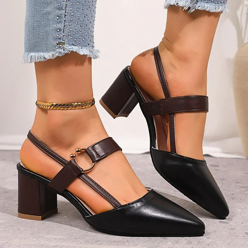 Pumps met gouden ring en blokhak