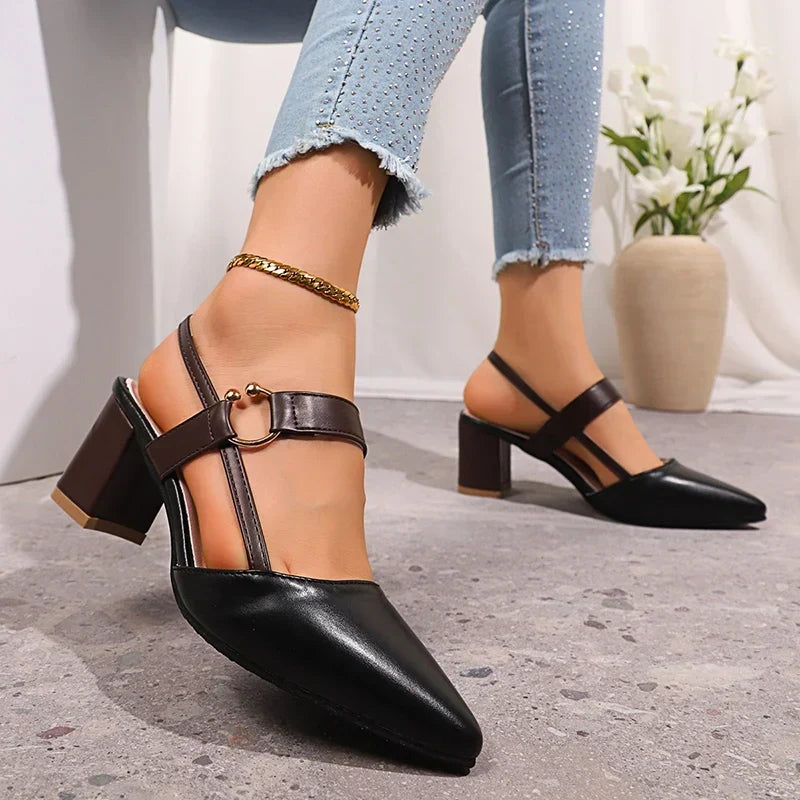 Pumps met gouden ring en blokhak