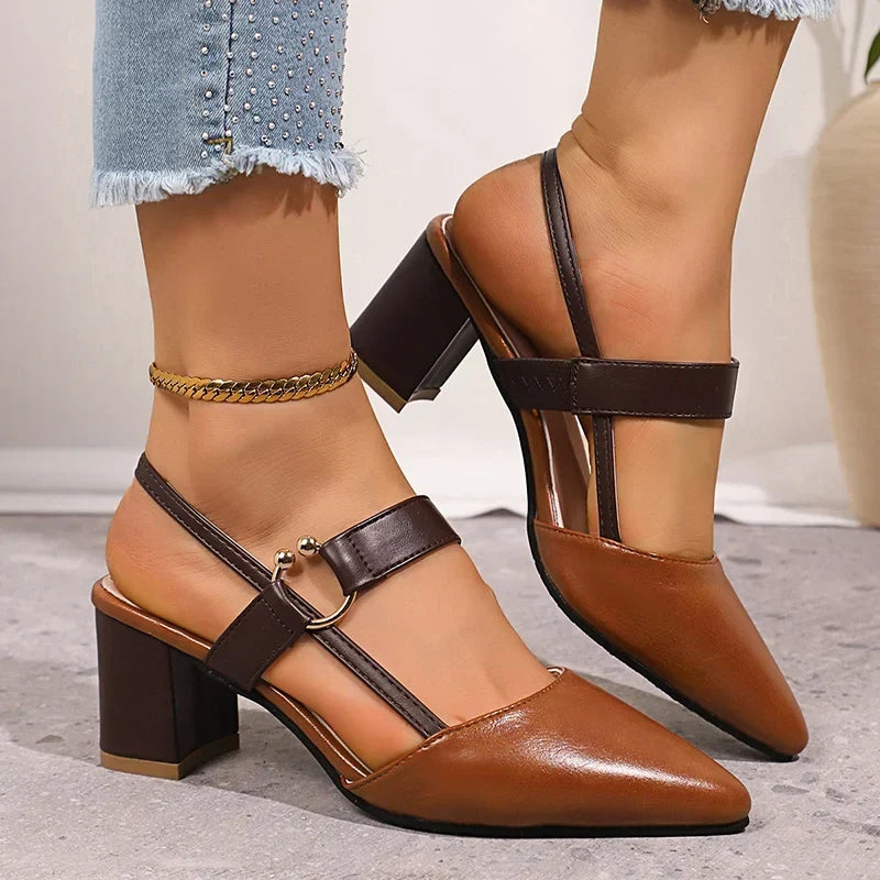 Pumps met gouden ring en blokhak