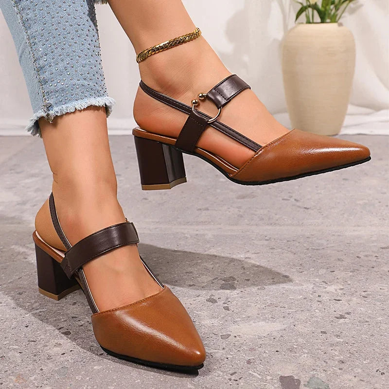 Pumps met gouden ring en blokhak