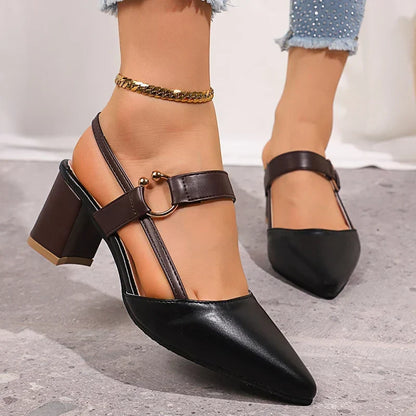 Pumps met gouden ring en blokhak