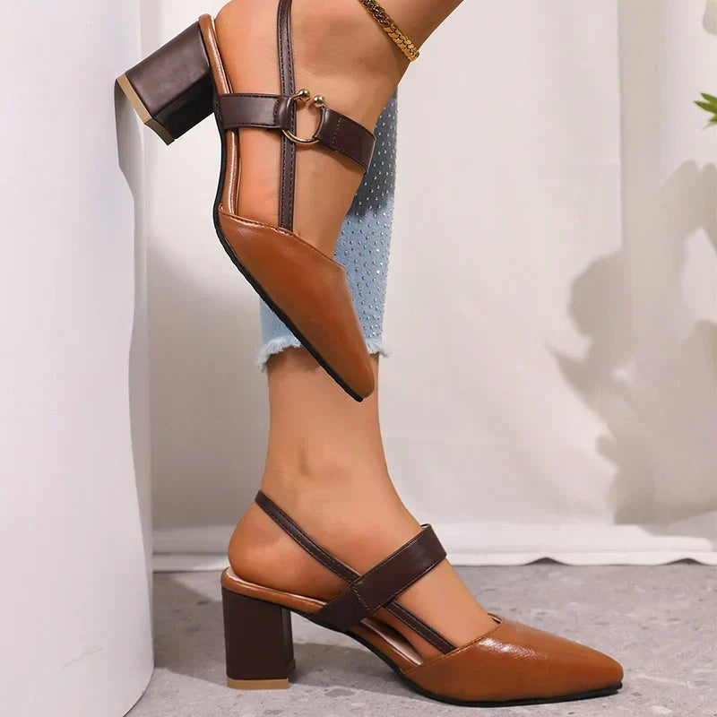 Pumps met gouden ring en blokhak