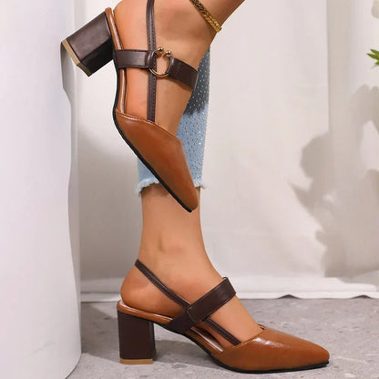Pumps met gouden ring en blokhak